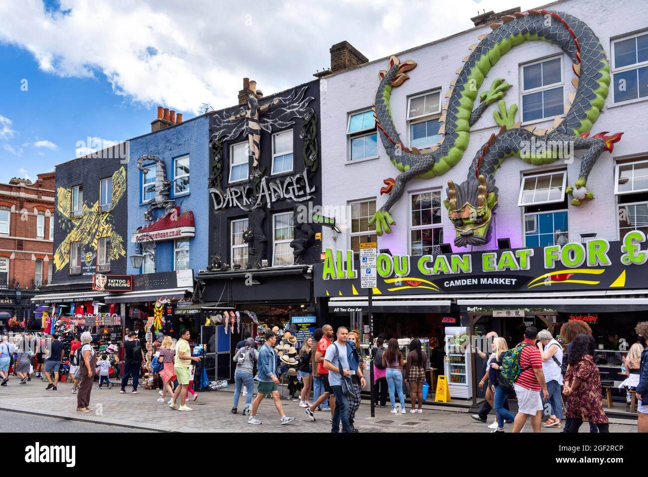 LONDON CAMDEN LOCK CAMDEN TOWN ESOTICI EDIFICI DIPINTI E SHOPPING WEEK-END SULLA HIGH STREET Foto Stock