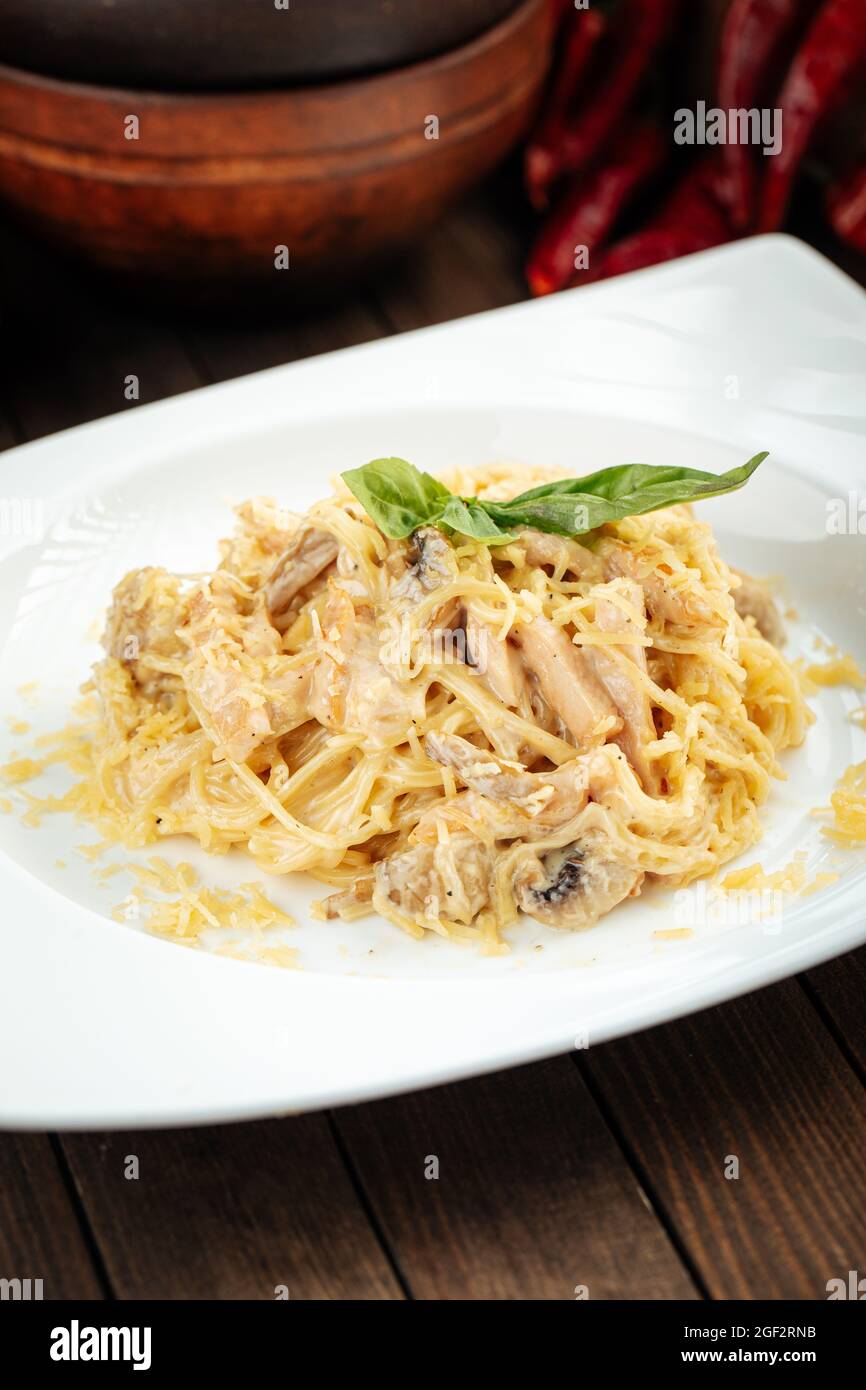 Pasta di Carbonara con pollo affumicato e funghi Foto Stock