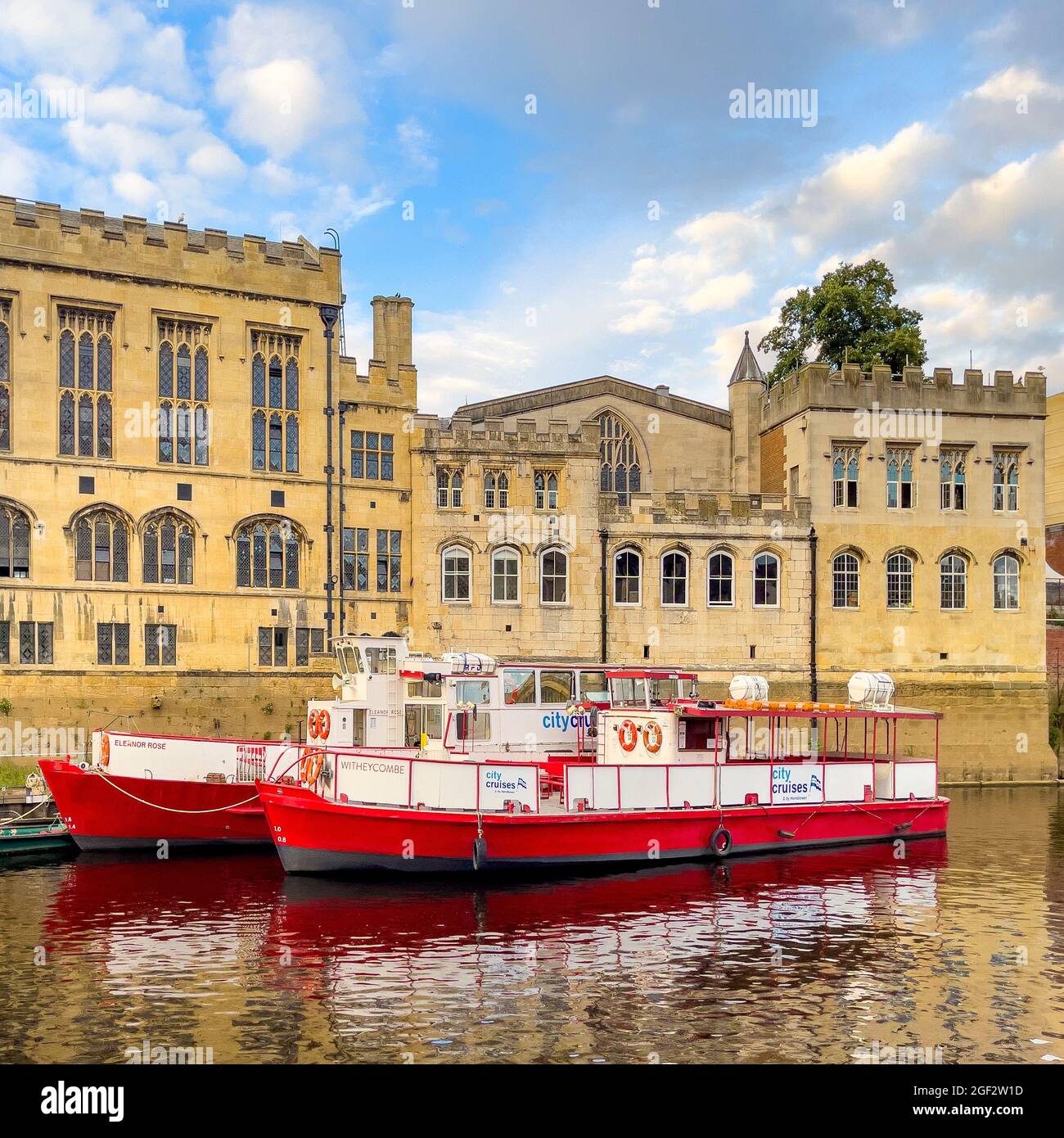 Barche da crociera turistiche sul fiume Ouse ormeggiate al di fuori della Guildhall, York, Regno Unito. Foto Stock
