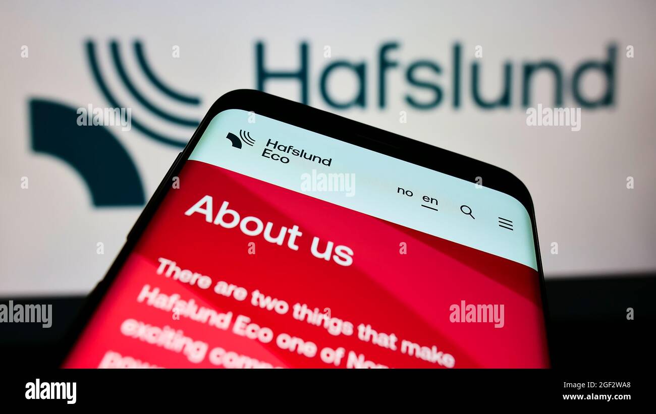 Cellulare con pagina web della società elettrica norvegese Hafslund Eco COME sullo schermo di fronte al logo aziendale. Mettere a fuoco sulla parte superiore sinistra del display del telefono. Foto Stock