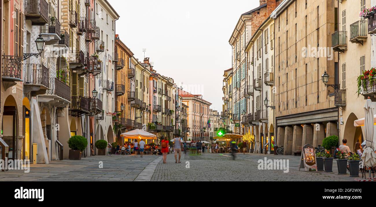 Le principali attrazioni turistiche di Cuneo: Il viadotto Soleri, Via Roma  e la monumentale Piazza Galimberti Foto stock - Alamy
