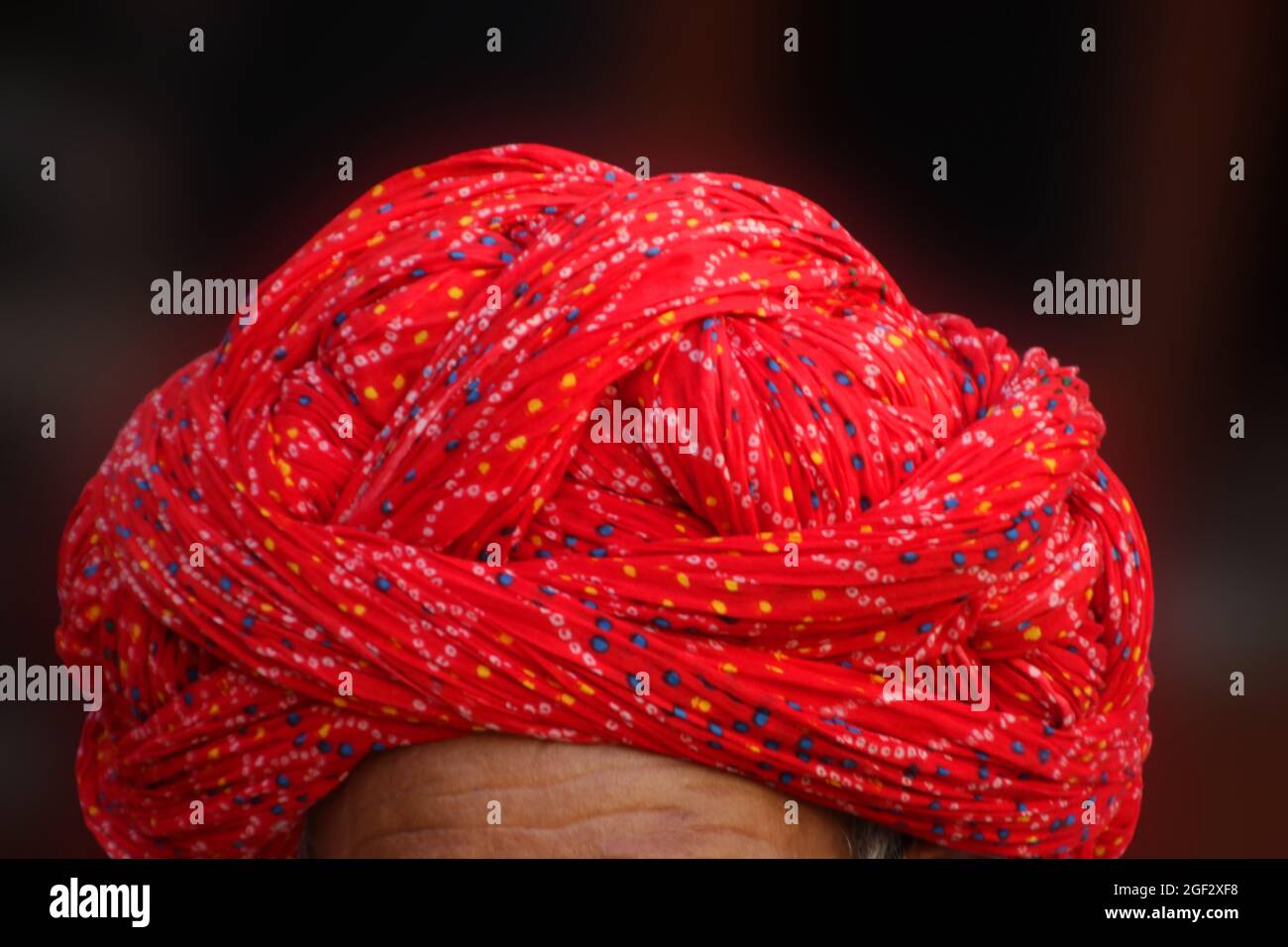 Uomo che indossa un tradizionale Rajasthani Turban o Bandhani, Rajasthan, India Foto Stock