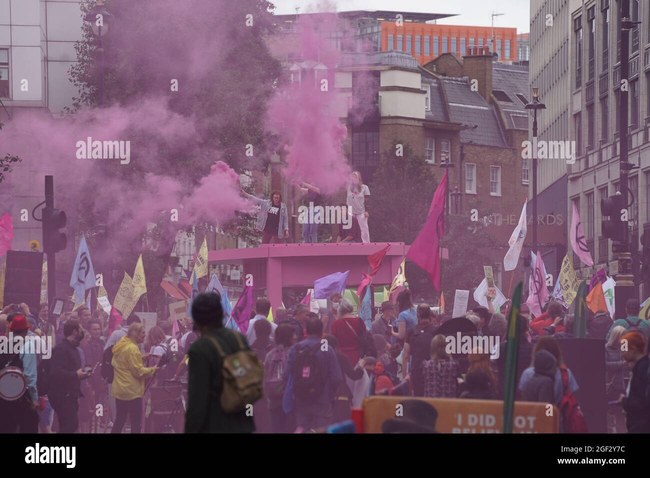 I manifestanti si riuniscono durante una protesta da parte dei membri della ribellione di estinzione a Covent Garden, nel centro di Londra, all'inizio di una prevista azione di due settimane da parte del gruppo di protesta per il cambiamento climatico. Data foto: Lunedì 23 agosto 2021. Foto Stock
