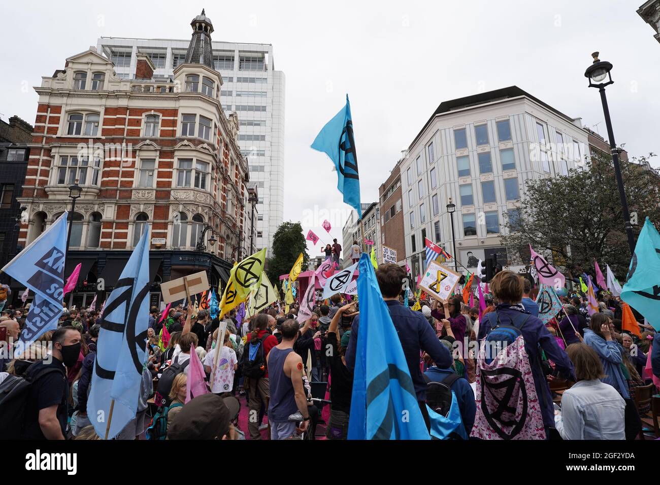 I manifestanti si riuniscono durante una protesta da parte dei membri della ribellione di estinzione vicino a Covent Garden, nel centro di Londra, all'inizio di una prevista azione di due settimane da parte del gruppo di protesta per il cambiamento climatico. Data foto: Lunedì 23 agosto 2021. Foto Stock