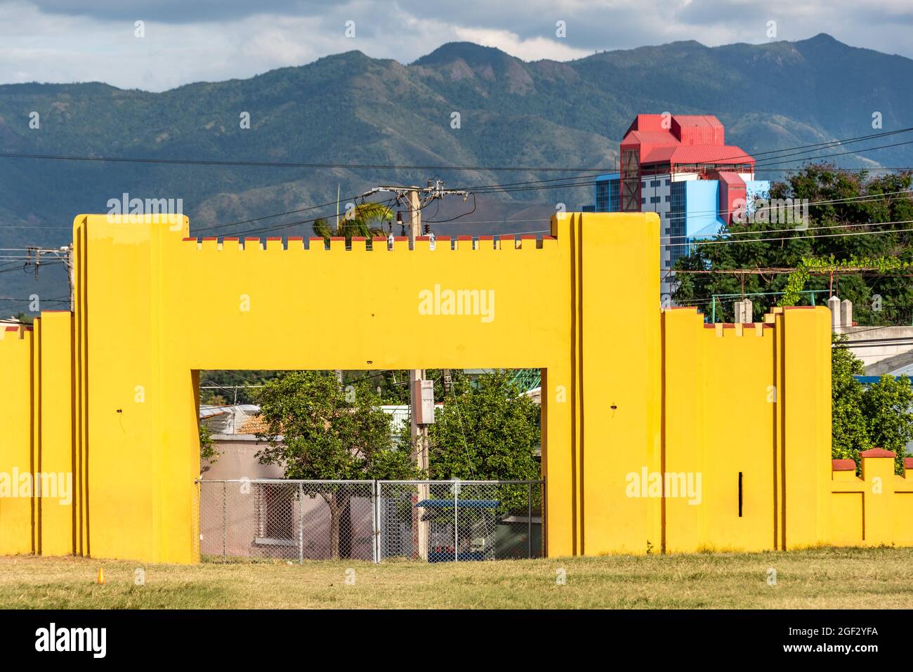 L'architettura esterna e' caratterizzata da un edificio militare fortificato conosciuto come Cuartel Moncada, Santiago de Cuba, Cuba Foto Stock