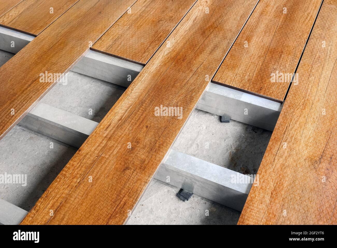 Riparare il pavimento del ponte domestico dei pannelli di legno che collegano. Installazione pavimenti lavori costruzione casa ristrutturazione edificio legno ponte asse pavimento in legno Foto Stock