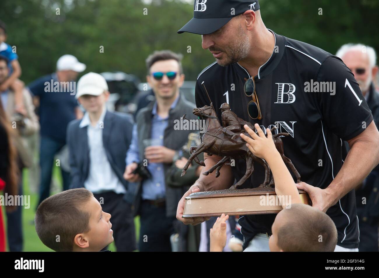 Egham, Surrey, Regno Unito. 23 agosto 2021. Bardon Polo Team il Capitano Andras Tombor detiene il Trofeo Talacrest. Il Bardon Polo Team ha battuto il Polo Team UAE. Credit: Maureen McLean/Alamy Foto Stock