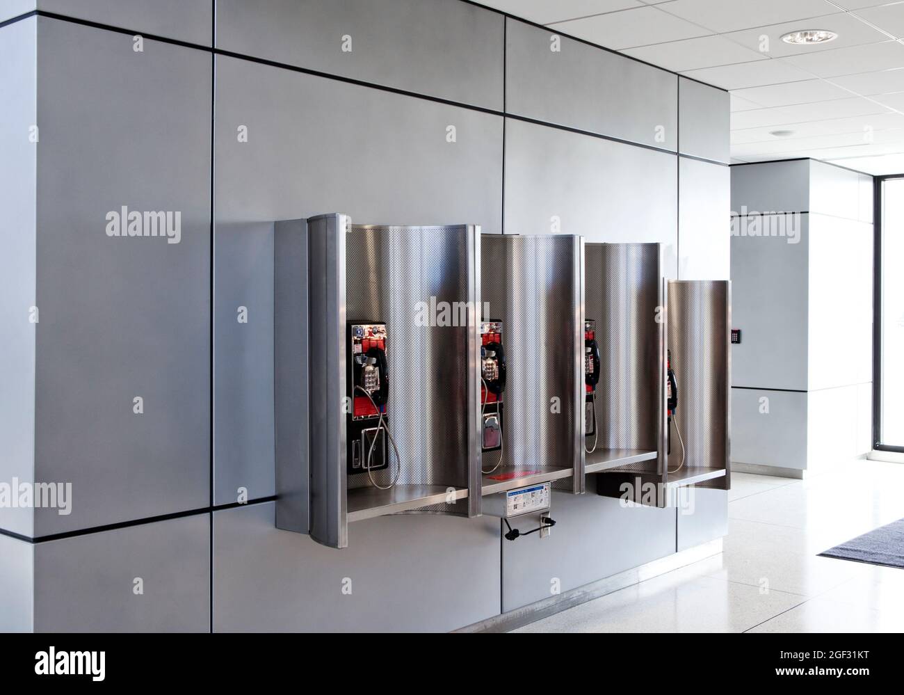 Una fila di telefoni pubblici nelle cabine di un aeroporto. Foto Stock