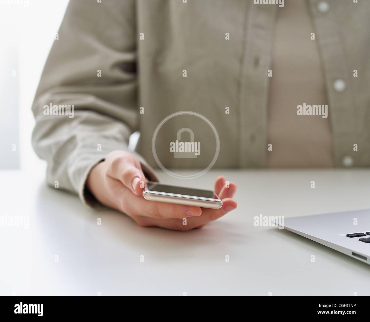 Protezione dello smartphone con autenticazione a due fattori. Sicurezza informatica e privacy dei dati in ambito digitale Foto Stock