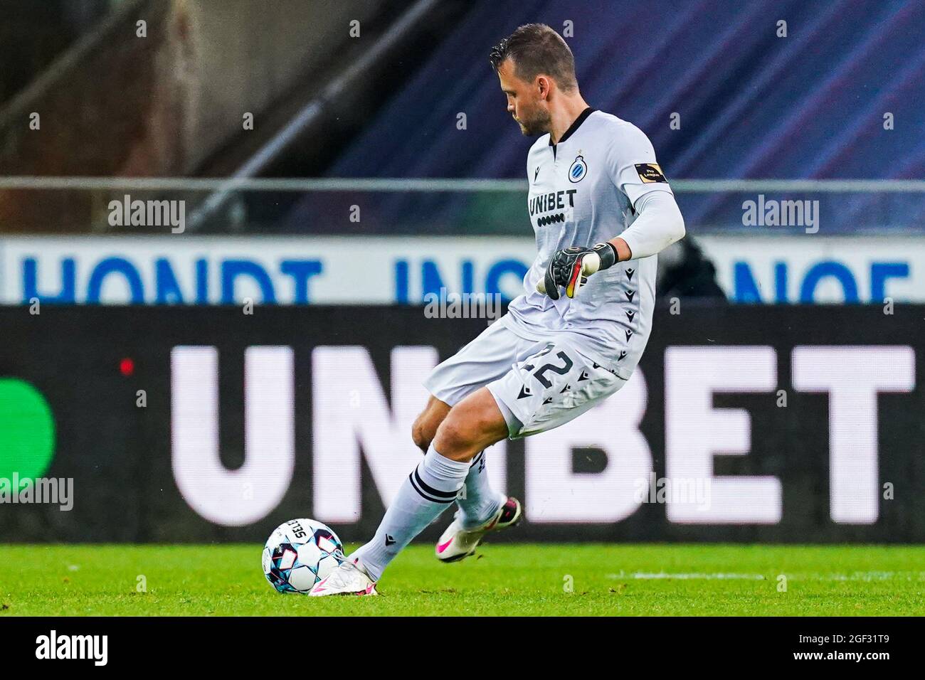 BRUGGE, BELGIO - AGOSTO 22: Simon Mignolet del Club Brugge durante la partita della Jupiler Pro League tra il Club Brugge e Beerschot a Jan Breydelstadion il 22 agosto 2021 a Brugge, Belgio (Foto di Joris Verwijst/Orange Pictures) Foto Stock