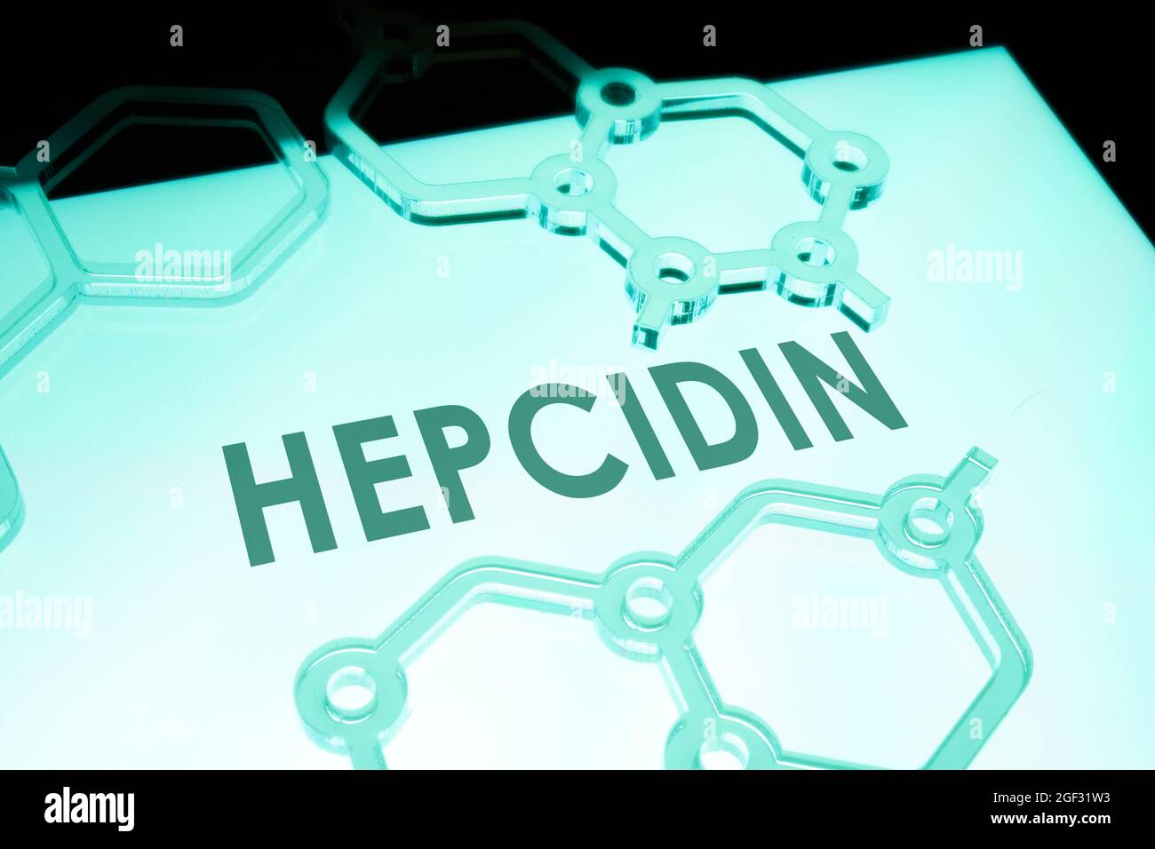 Proteine Hepcidin sullo schermo e modelli chimici in plastica. Foto Stock