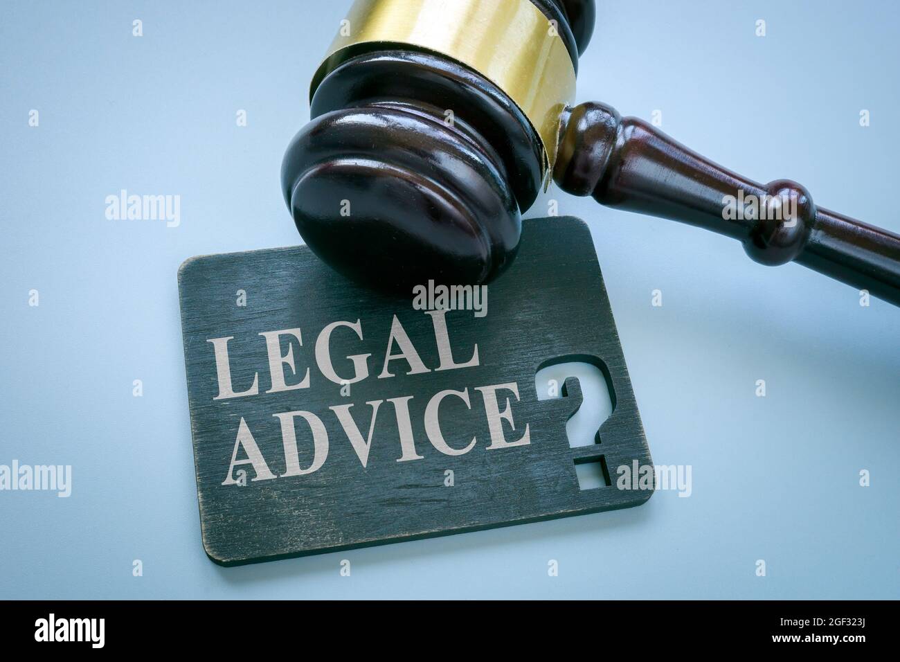 Targhetta con le parole di consulenza legale e il gavel. Foto Stock