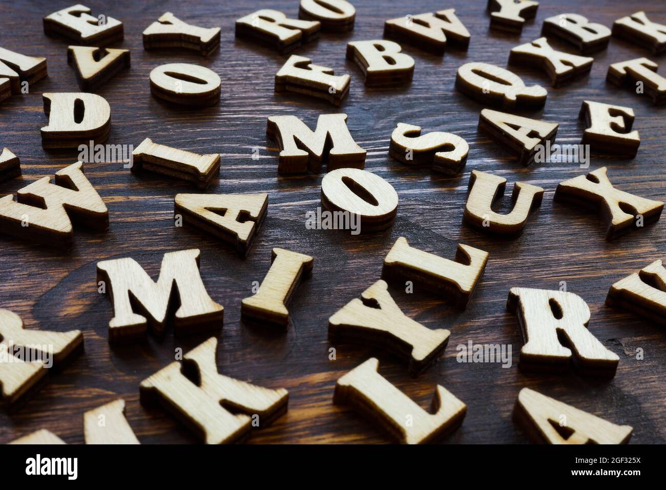 Concetto di storytelling e blogging. Lettere in legno sulla scrivania. Foto Stock