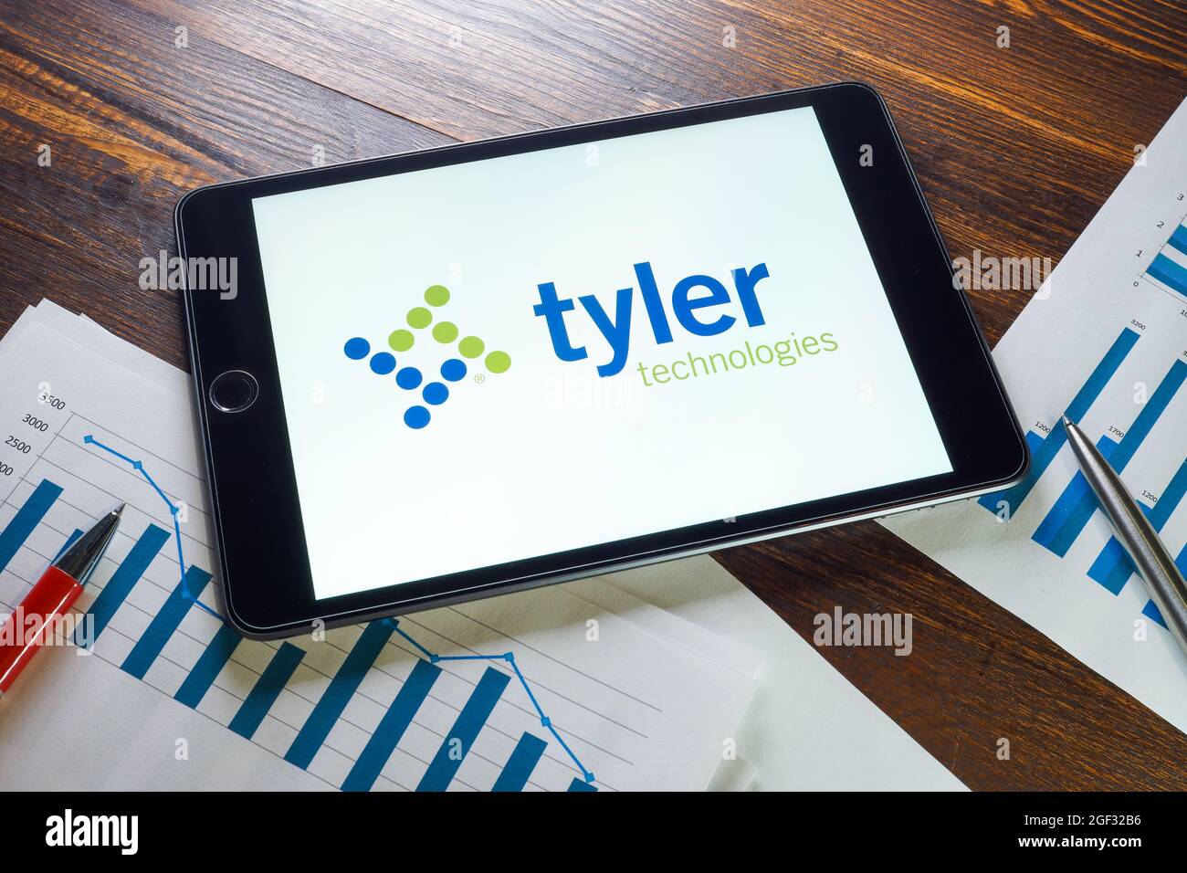 KIEV, UCRAINA - 21 agosto 2021. Tyler Technologies logo aziendale sullo schermo. Foto Stock