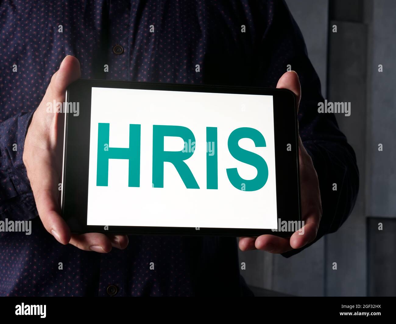 Manager mostra il sistema informativo risorse umane HRIS sul tablet. Foto Stock