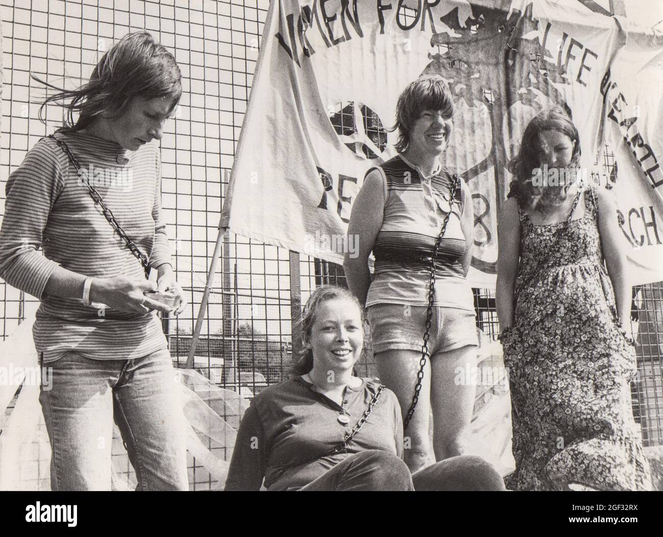 Greenham Common Peace Camp primo giorno 5/9/81. Dopo una marcia da Cardiff le donne si concatenano alla recinzione perimetrale per protestare contro le armi nucleari. Foto Stock