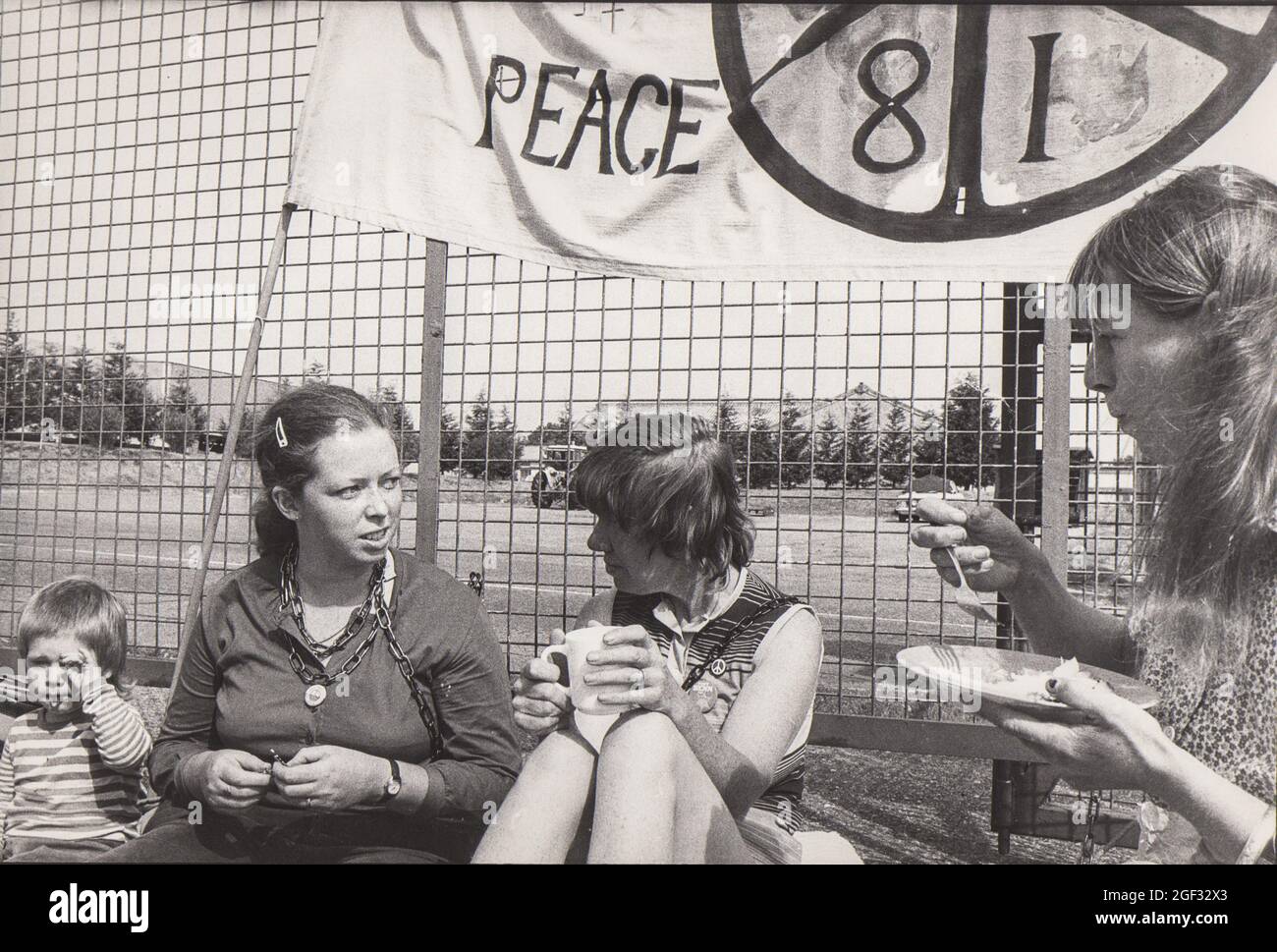 Greenham Common Peace Camp primo giorno 5/9/81. Dopo una marcia da Cardiff le donne si concatenano alla recinzione perimetrale per protestare contro le armi nucleari. Foto Stock