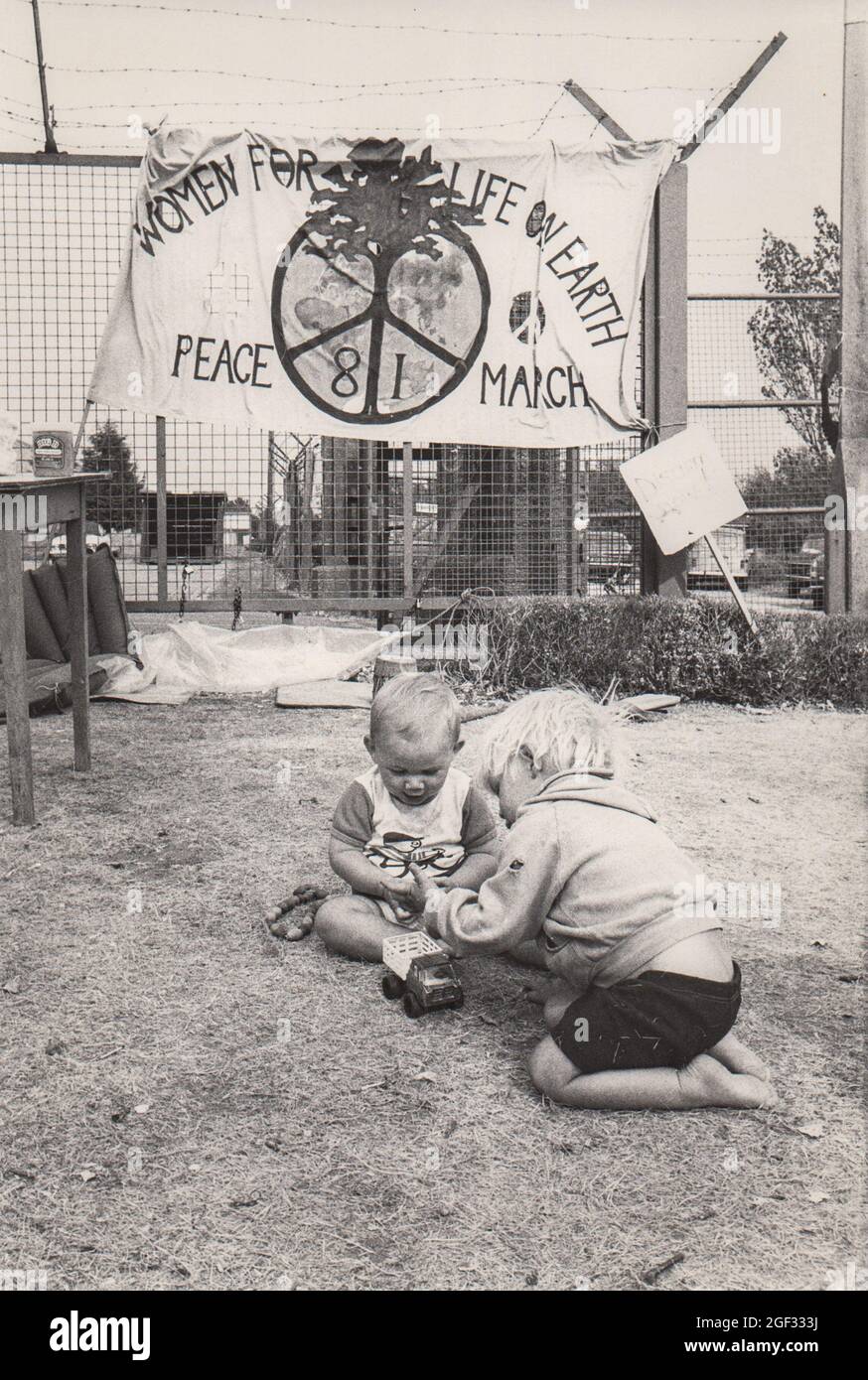 Settembre 1981. Greenham Common Peace Camp giorno 1. Arrivando a Greenham in una marcia da Cardiff i bambini giocano presso il cancello principale sotto una bandiera di pace. Foto Stock