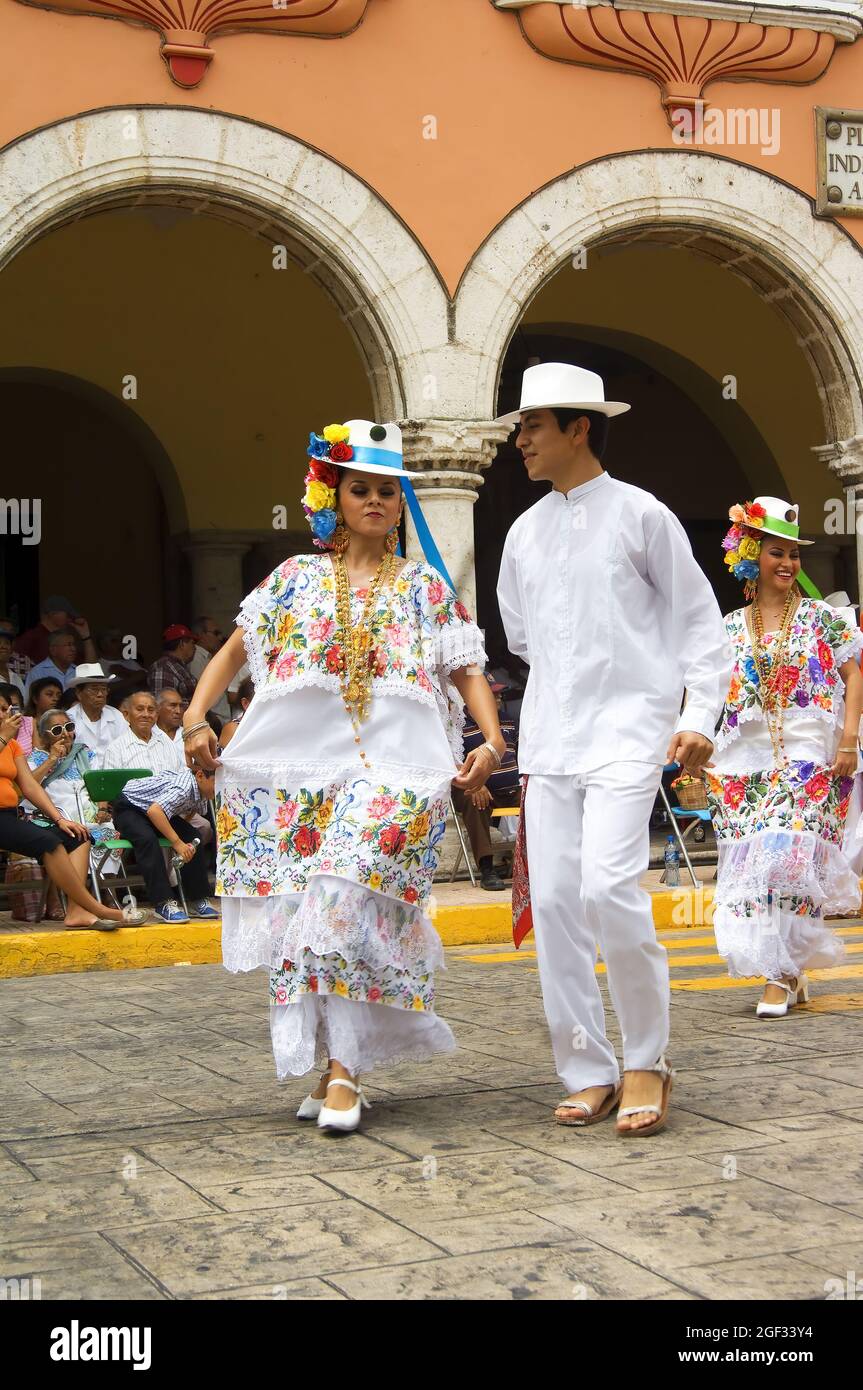 Merida, Messico: 01 aprile 2007 - Gruppo folcloristico locale che mostra la loro cultura tradizionale e danza in strada durante la Domenica mattina festa, M. Foto Stock