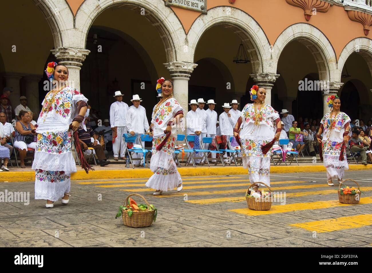 Merida, Messico: 01 aprile 2007 - Gruppo folcloristico locale che espone la loro cultura tradizionale e danza in strada durante la festa della domenica mattina, Foto Stock