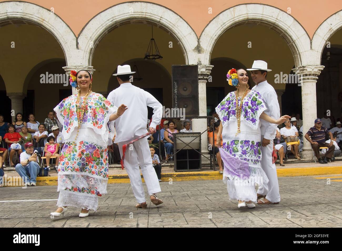 Merida, Messico: 01 aprile 2007 - Gruppo folcloristico locale che espone la loro cultura tradizionale e danza in strada durante la festa della domenica mattina, Foto Stock