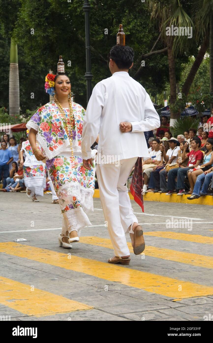 Merida, Messico: 01 aprile 2007 - Gruppo folcloristico locale che mostra la loro cultura tradizionale e danza in strada durante la Domenica mattina festa, M. Foto Stock