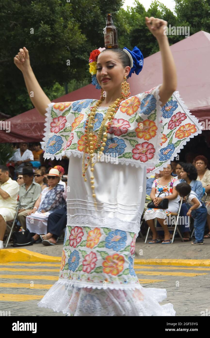 Merida, Messico: 01 aprile 2007 - Gruppo folcloristico locale che mostra la loro cultura tradizionale e danza in strada durante la Domenica mattina festa, M. Foto Stock