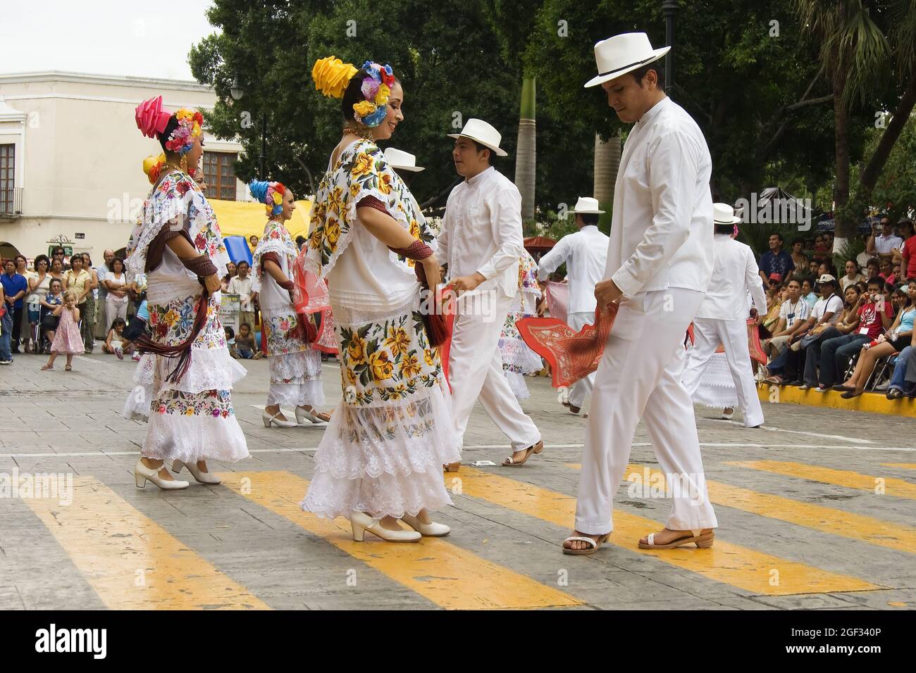 Merida, Messico: 01 aprile 2007 - Gruppo folcloristico locale che espone la loro cultura tradizionale e danza in strada durante la festa della domenica mattina, Foto Stock