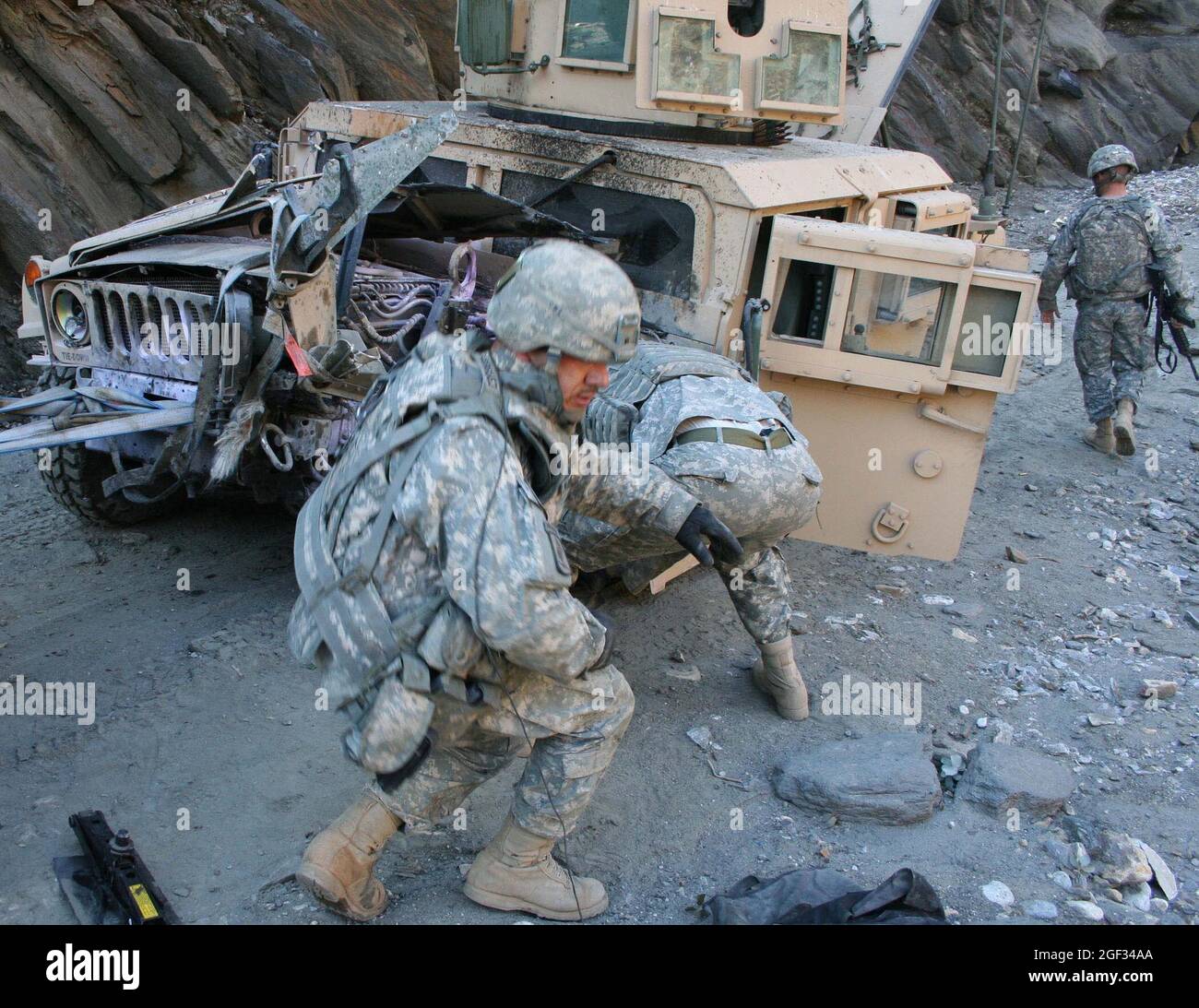 Sammy Rodriguez, 2° Battaglione, 503° Reggimento fanteria, ha lavorato rapidamente per preparare un veicolo danneggiato per il recupero ad una base operativa in avanti nella provincia di Kunar, Afghanistan, gennaio 23. Foto Stock