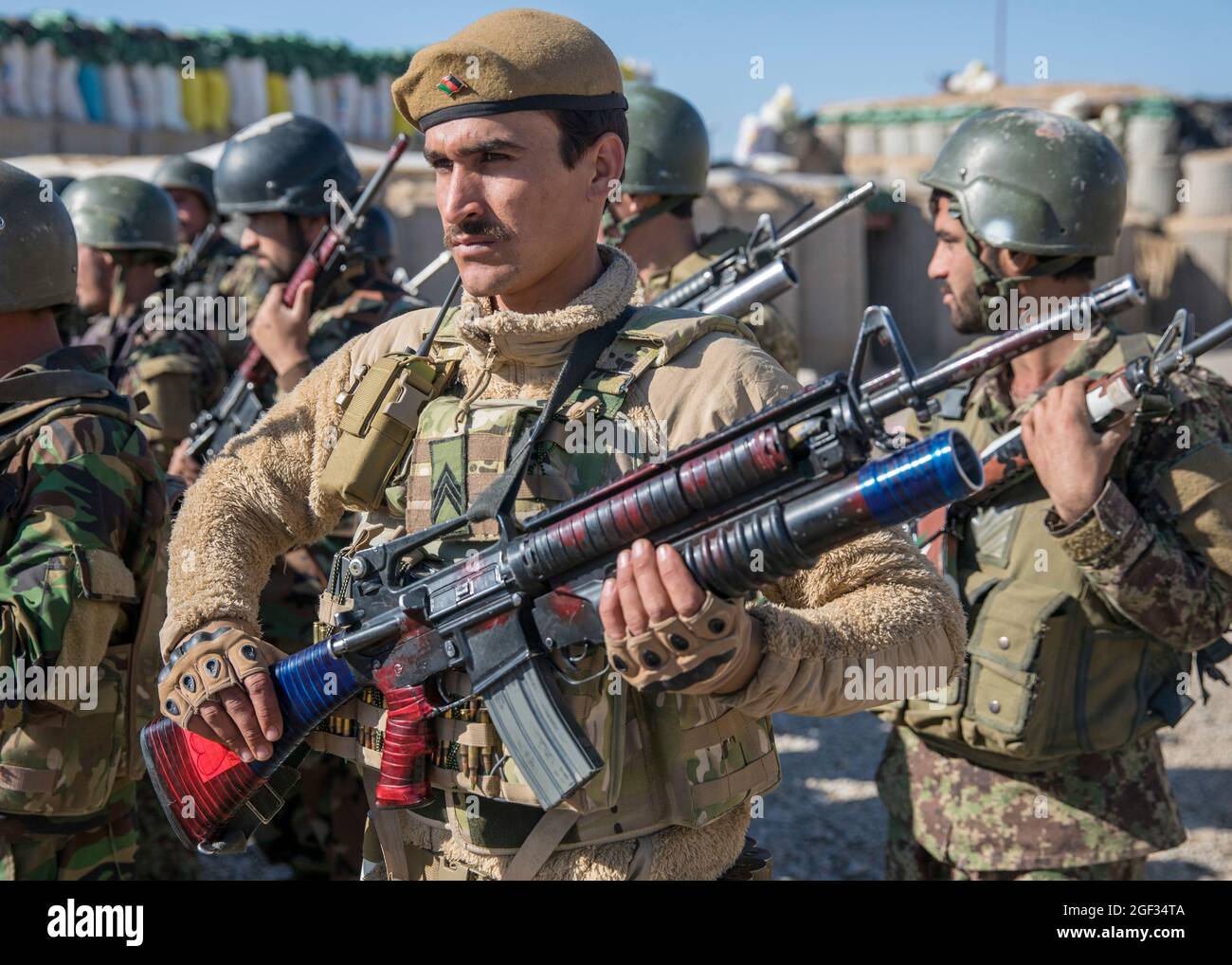 Un soldato dell'esercito nazionale afghano si trova nella formazione pomeridiana in attesa di istruzioni presso un checkpoint nell'Afghanistan occidentale il 31 dicembre 2019. (STATI UNITI Foto della riserva dell'esercito da SPC. Jeffery J. Harris/ rilasciato) Foto Stock