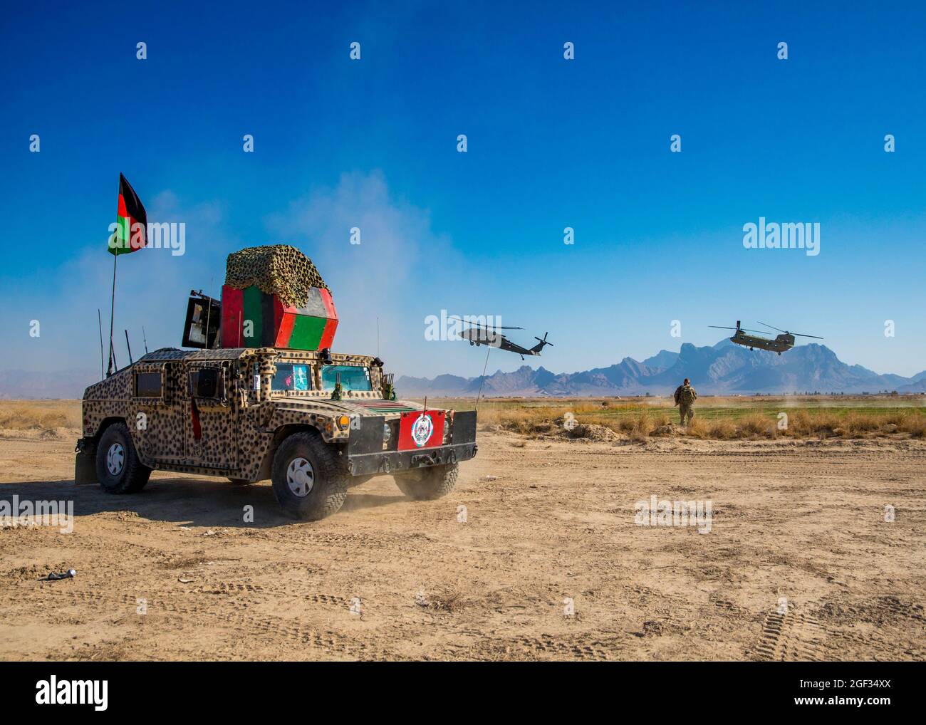Il comando di supporto risoluto il sergente maggiore Timothy Metheny cammina verso gli aerei in arrivo dopo aver visitato un checkpoint dell'esercito nazionale afghano nell'Afghanistan occidentale il 31 dicembre 2019. (STATI UNITI Foto della riserva dell'esercito da SPC. Jeffery J. Harris/ rilasciato) Foto Stock Il comando di supporto risoluto il sergente maggiore Timothy Metheny cammina verso gli aerei in arrivo dopo aver visitato un checkpoint dell'esercito nazionale afghano nell'Afghanistan occidentale il 31 dicembre 2019. (STATI UNITI Foto della riserva dell'esercito da SPC. Jeffery J. Harris/ rilasciato) Foto Stock