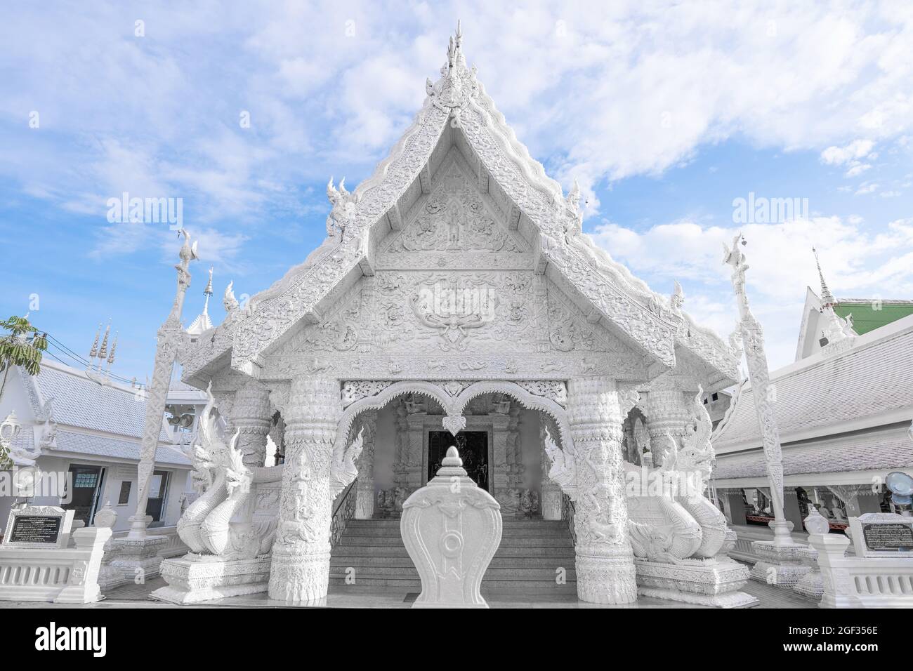 Wat Ming Muang, il tempio bianco della provincia di Nan a nord della thailandia. Foto Stock