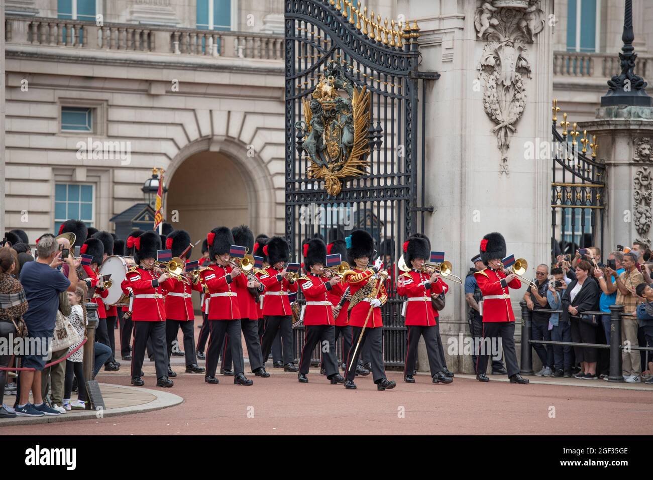 Wellington Barracks, Londra, Regno Unito. 23 agosto 2021. Preparazione al Wellington Barracks per la cerimonia completa Cambio della Guardia con musica a Buckingham Palace dopo la pausa più lunga dalla seconda Guerra Mondiale a causa delle restrizioni Coronavirus nel marzo 2020. La compagnia numero 3 della prima Battaglione Coldstream Guards con sede a Windsor intraprende questo primo pieno dovere cerimoniale accompagnato dalla banda delle Guardie del Coldstream. Immagine: La vecchia Guardia lascia Buckingham Palace alla fine della cerimonia. Credit: Malcolm Park/Alamy Live News Foto Stock