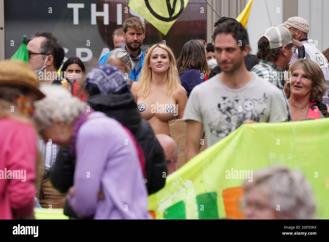 Un dimostratore con adesivi posizionati strategicamente si unisce alla folla durante una protesta da parte dei membri della Extinction Rebellion su St Martin's Lane, nel centro di Londra, all'inizio di due settimane di azione previste dal gruppo di protesta del cambiamento climatico. Data foto: Lunedì 23 agosto 2021. Foto Stock