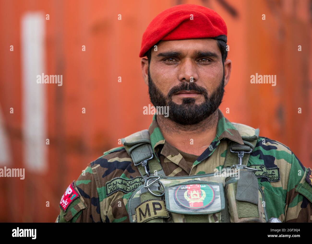 Un ufficiale di polizia dell'esercito nazionale afghano attende di essere accolto dal ministro afghano della Difesa Aguadullah Khalid, dal vice ministro della Difesa Dr. Yasin Zia e dal comandante del supporto Resolute Gen. Scott Miller a Kabul, Afghanistan, 5 marzo 2020. Il supporto risoluto è una missione guidata dalla NATO (North Atlantic Treaty Organization) per formare, consigliare e assistere le forze e le istituzioni di difesa e sicurezza nazionali afghane. (STATI UNITI Foto della riserva dell'esercito da SPC. Jeffery J. Harris/rilasciato) Foto Stock Un ufficiale di polizia dell'esercito nazionale afghano attende di essere accolto dal ministro afghano della Difesa Aguadullah Khalid, dal vice ministro della Difesa Dr. Yasin Zia e dal comandante del supporto Resolute Gen. Scott Miller a Kabul, Afghanistan, 5 marzo 2020. Il supporto risoluto è una missione guidata dalla NATO (North Atlantic Treaty Organization) per formare, consigliare e assistere le forze e le istituzioni di difesa e sicurezza nazionali afghane. (STATI UNITI Foto della riserva dell'esercito da SPC. Jeffery J. Harris/rilasciato) Foto Stock
