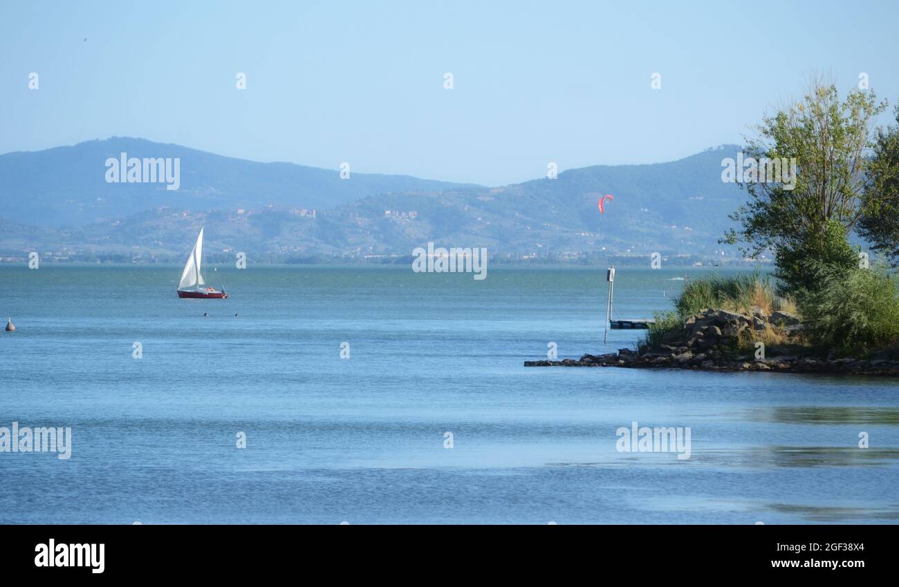 Vista sul lago Trasimeno con barca a vela Foto Stock