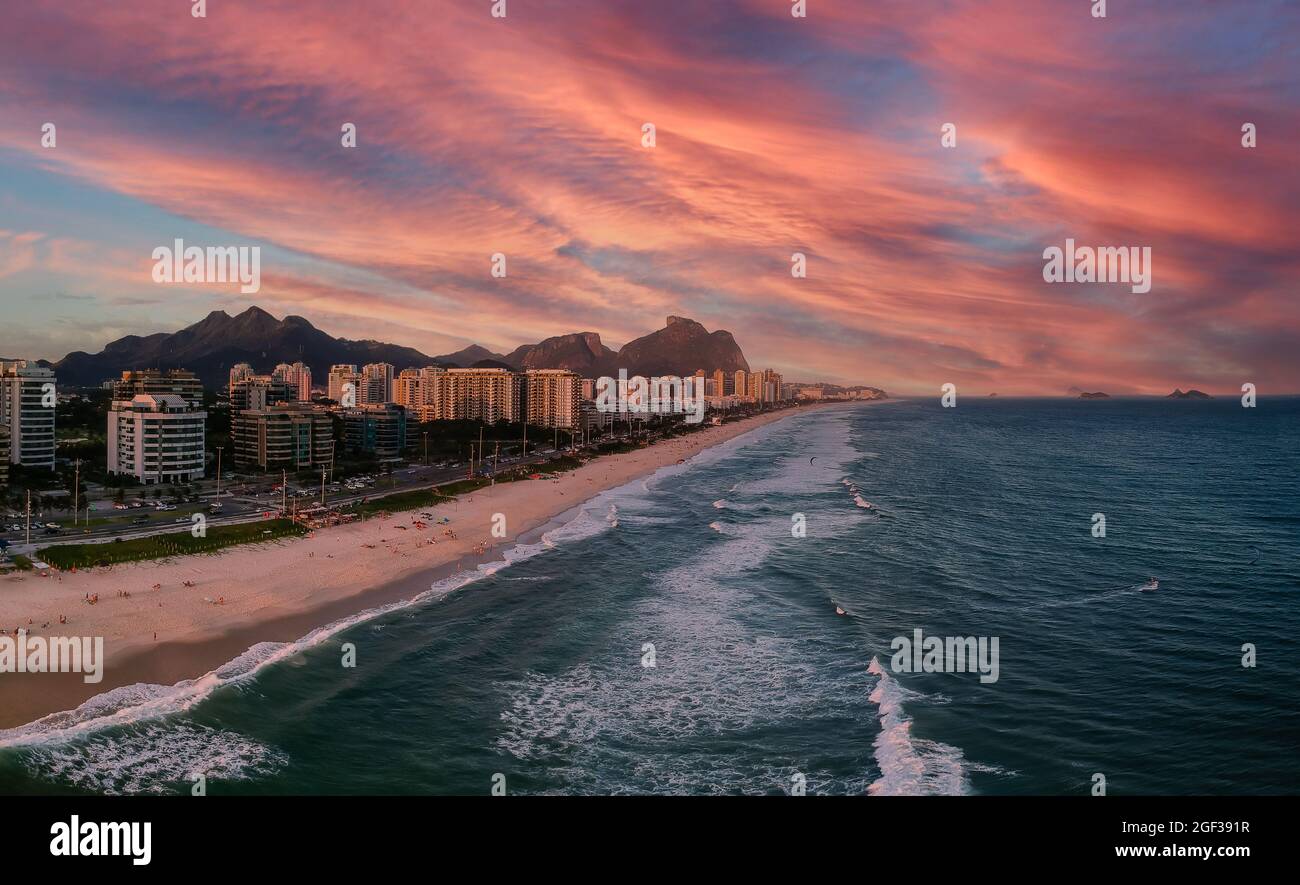 Panorama aereo della spiaggia di barra da Tijuca al tramonto, dorata l Foto Stock
