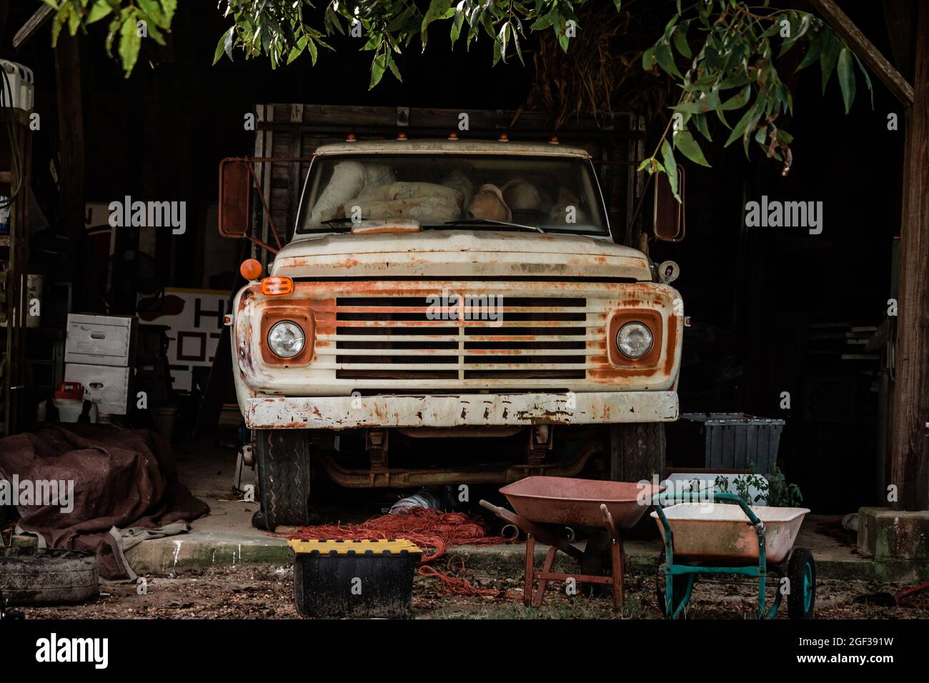 Un vecchio camion di pick-up americano arrugginito antico Foto Stock