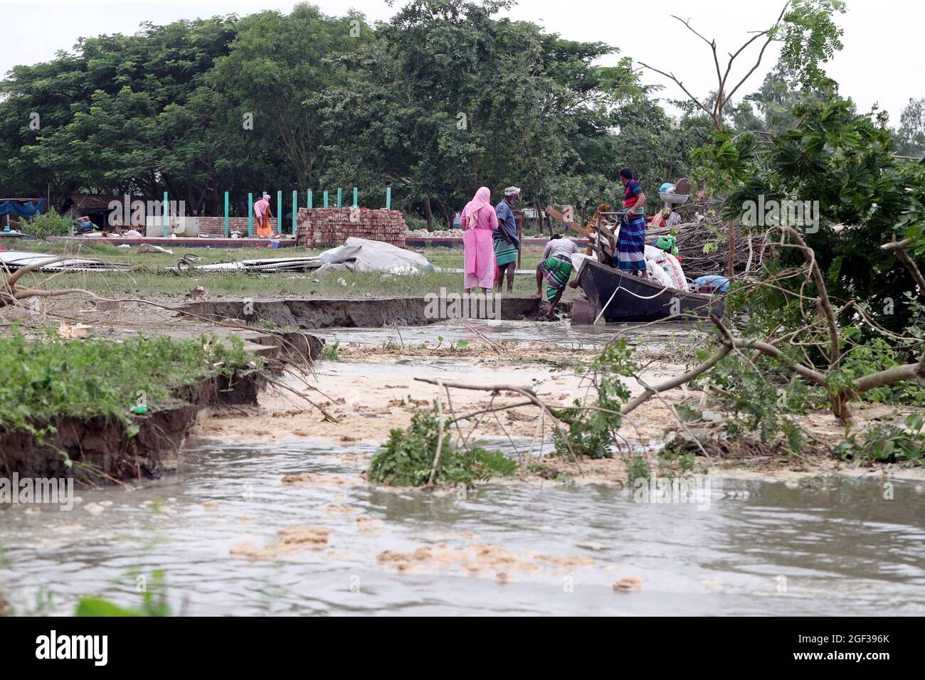 Mostra la riva erosa di un fiume nel distretto di munshiganj, circa 53 km a sud ovest della capitale Dhaka Bangladesh. Allagamento causato da forti piogge e l'onr Foto Stock