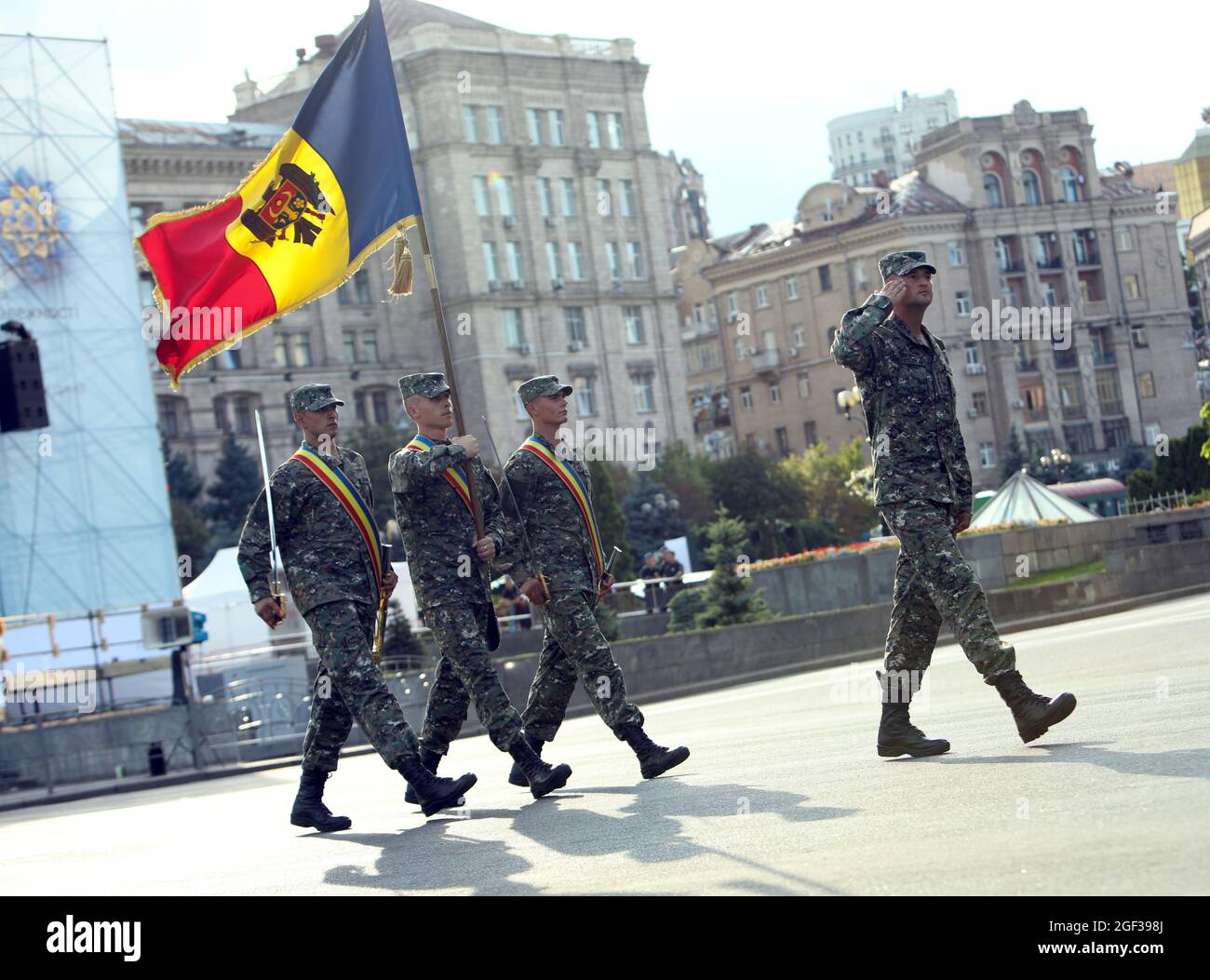 Non esclusiva: KYIV, UCRAINA - 22 AGOSTO 2021 - i soldati moldavi prendono parte alle prove della Parata del giorno dell'indipendenza di Kyiv in via Khreshchatyk Foto Stock