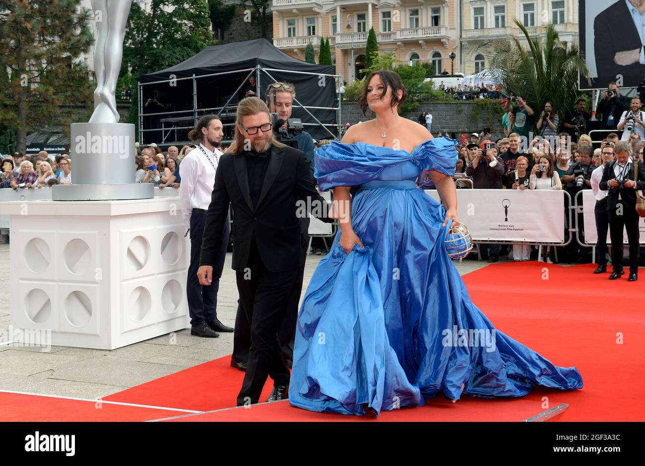 L'attrice ceca Jitka Cvancarova e suo marito Petr Cadek arrivano all'inizio della 55a edizione del Karlovy Vary International Film Festival, ven Foto Stock