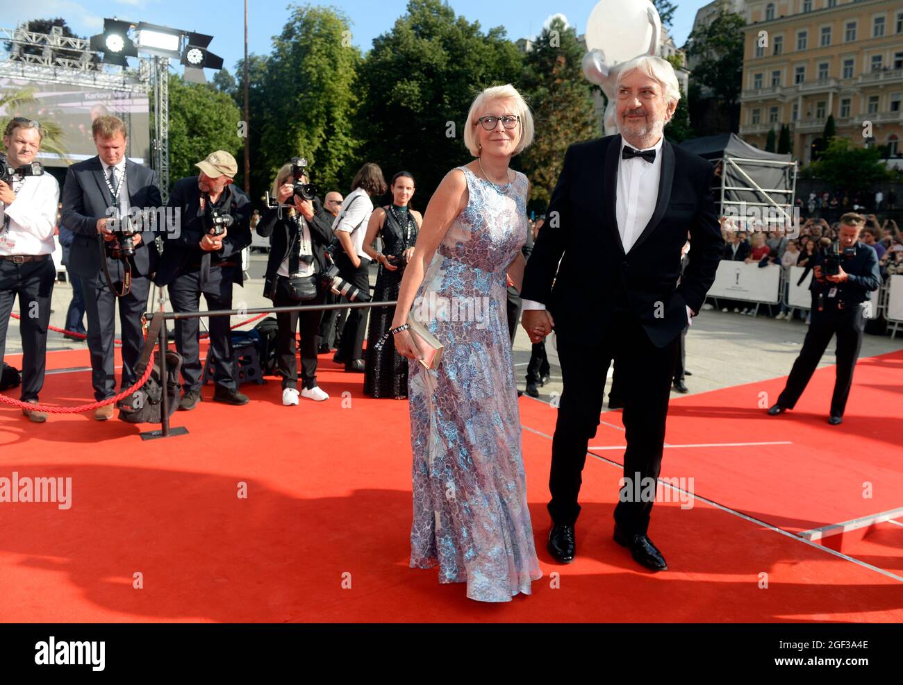 L'attore Miroslav Donutil e sua moglie Zuzana arrivano al 55° Festival Internazionale del Film di Karlovy Vary (KVIFF) a Karlovy Vary, Repubblica Ceca, agosto Foto Stock