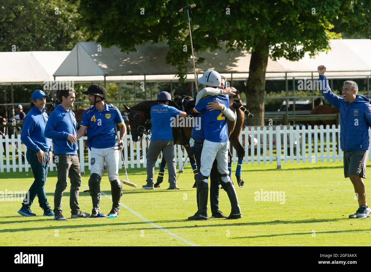 Egham, Surrey, Regno Unito. 22 agosto 2021. I giocatori di polo Park Place sono stati lieti di vincere la Coppa del Principe di Galles. Credit: Maureen McLean/Alamy Foto Stock