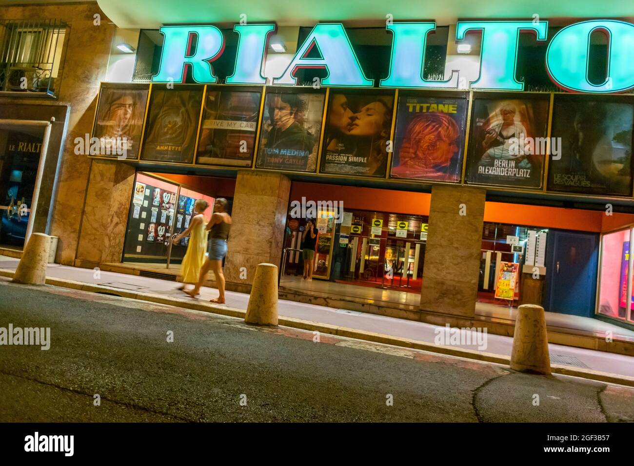 Nizza, Francia, persone che camminano di fronte al cinema francese, « Rialto », sera, Scene di strada, cartelloni Foto Stock