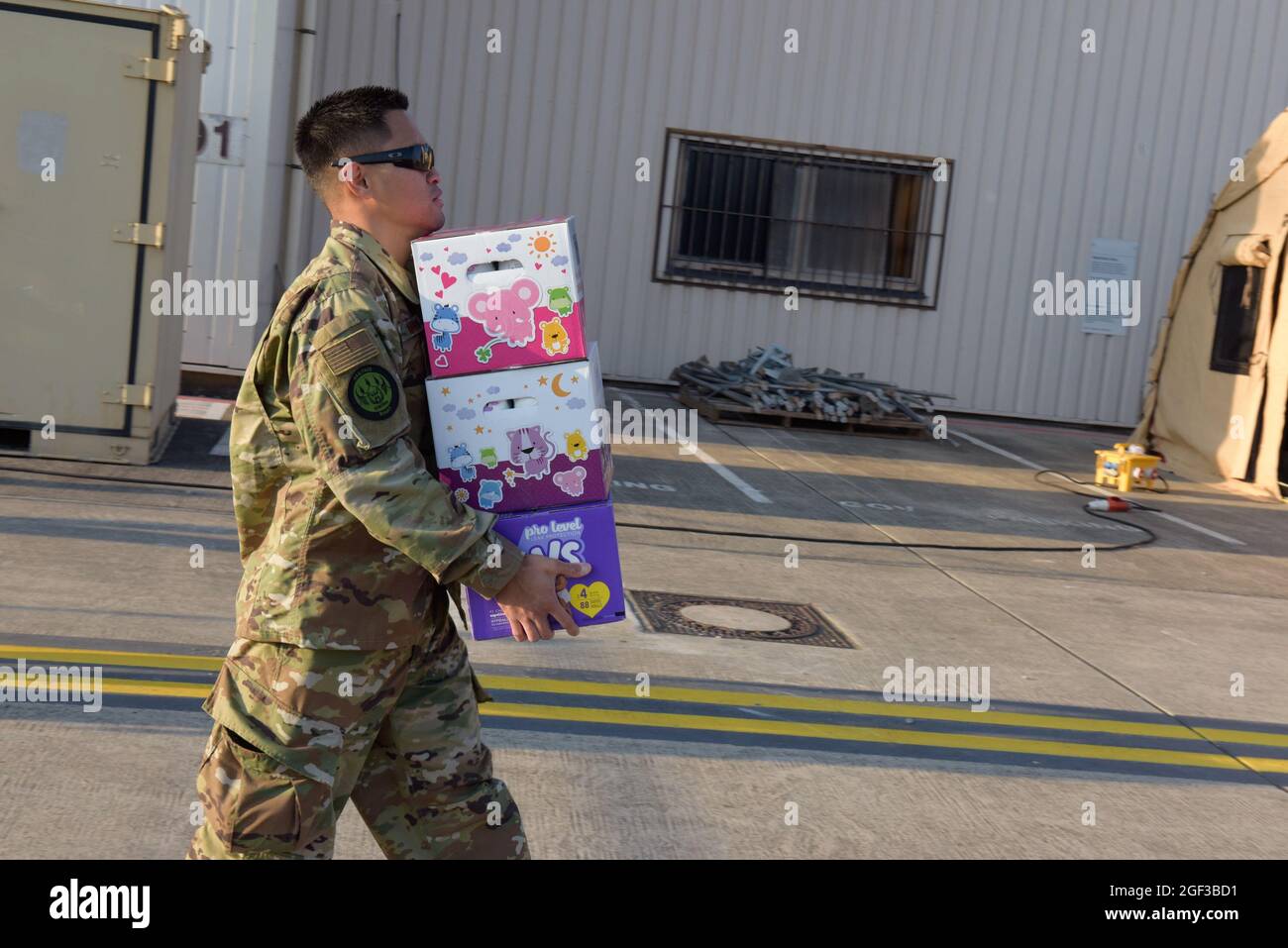 Un Airman degli Stati Uniti assegnato al 1 ° Squadron Combat Communications trasporta i pannolini per fornire le madri afghane evacuate alla base aerea di Ramstein, Germania, 20 agosto 2021. La base aerea di Ramstein fornisce alloggi sicuri e temporanei per evacuati qualificati dall'Afghanistan come parte dell'operazione Rifugi Alleati durante le prossime settimane. L'operazione Allees Refuge sta facilitando l'evacuazione rapida e sicura dei cittadini degli Stati Uniti, dei richiedenti di visti speciali per immigrati e di altri afghani a rischio dall'Afghanistan. Gli evacuati qualificati riceveranno supporto, come alloggio temporaneo, cibo, screening medico e trattamento e altro ancora Foto Stock