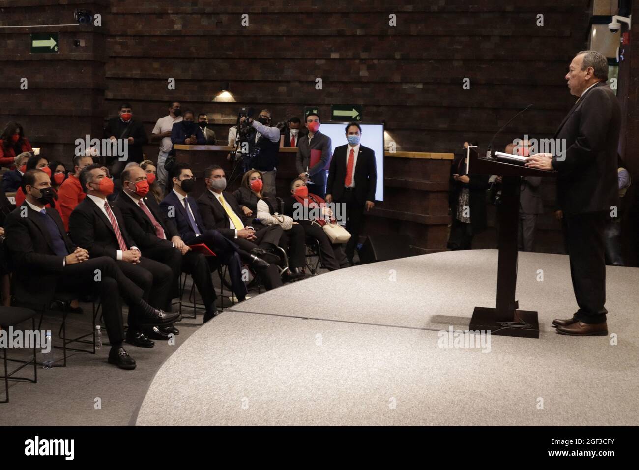 Il presidente del Partito della Rivoluzione democratica, Gesù Zambano, interviene durante la presentazione dell'agenda legislativa e di partito congiunta della coalizione 'va por México' per far fronte al Congresso messicano nella LXV legislatura all'autoritarismo e al populismo del presidente del Messico, Andrés Manuel López Obrador. Il 21 agosto 2021 a Città del Messico, Messico. Foto di Luis Barron/Eyepix/ABACAPRESS.COM Foto Stock