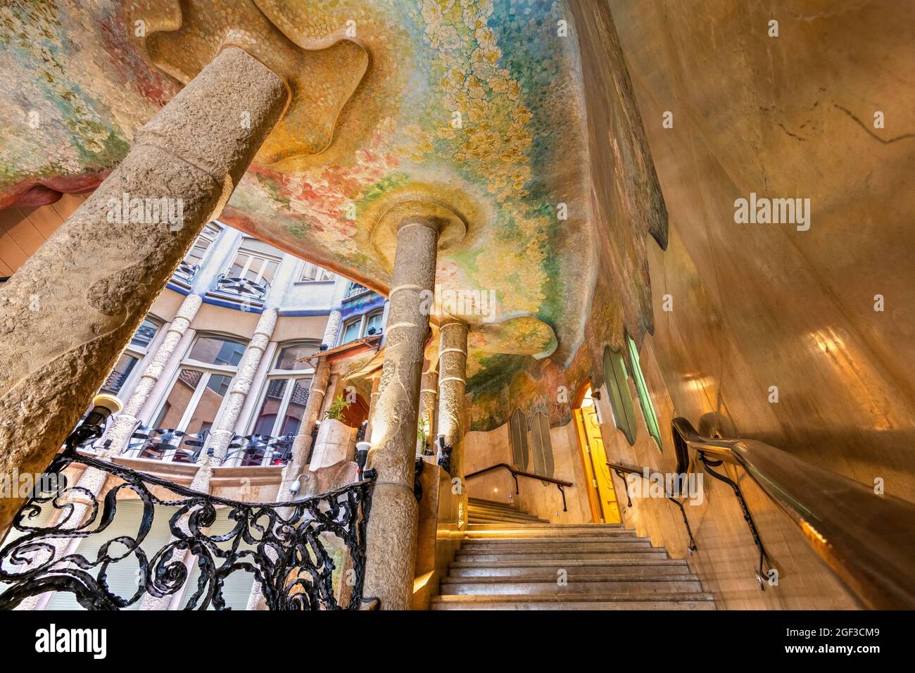 Scala decorata nel cortile interno di Casa Mila o la Pedrera, Barcellona, Catalogna, Spagna Foto Stock