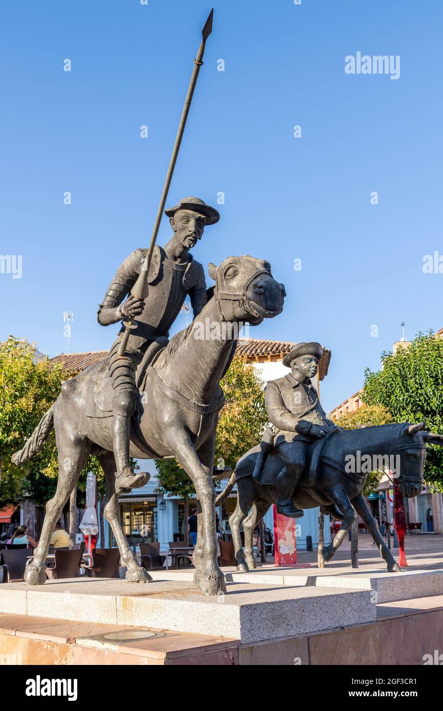 Statua di bronzo di Don Chisciotte e Sancho Panza, Alcazar de San Juan, Castilla-la Mancha, Spagna Foto Stock Statua di bronzo di Don Chisciotte e Sancho Panza, Alcazar de San Juan, Castilla-la Mancha, Spagna Foto Stock