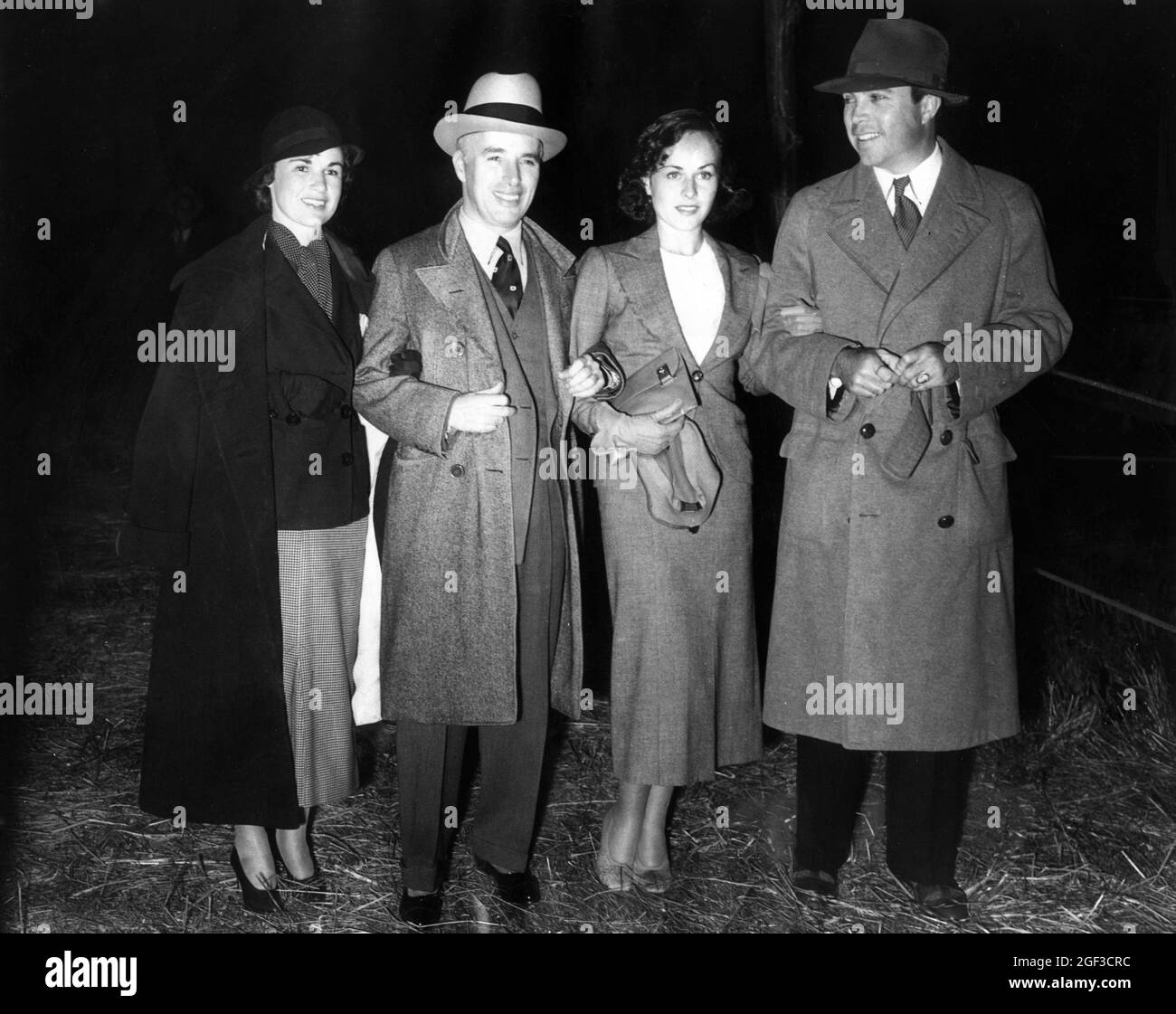 ELIZABETH HILL VIDOR CHARLIE CHAPLIN PAULETTE GODDARD e regista RE VIDOR in arrivo al Big Top per un circo a Hollywood nel mese di aprile 1934 Foto Stock