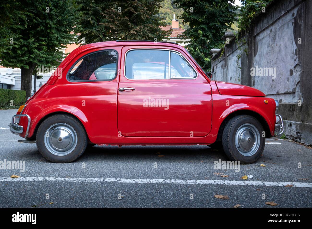 Vecchia Fiat Nuova 500 rossa d'epoca, questo veicolo era un'auto economica prodotta dal costruttore italiano Fiat tra il 1957 e il 1975. Foto Stock